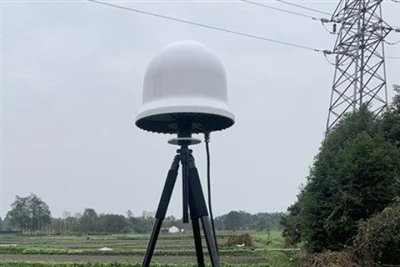 Uporaba in značilnosti 360-stopinjskega satelitskega navigacijskega zavajanja...